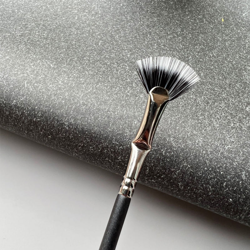 Scalloped Eyelash Brush